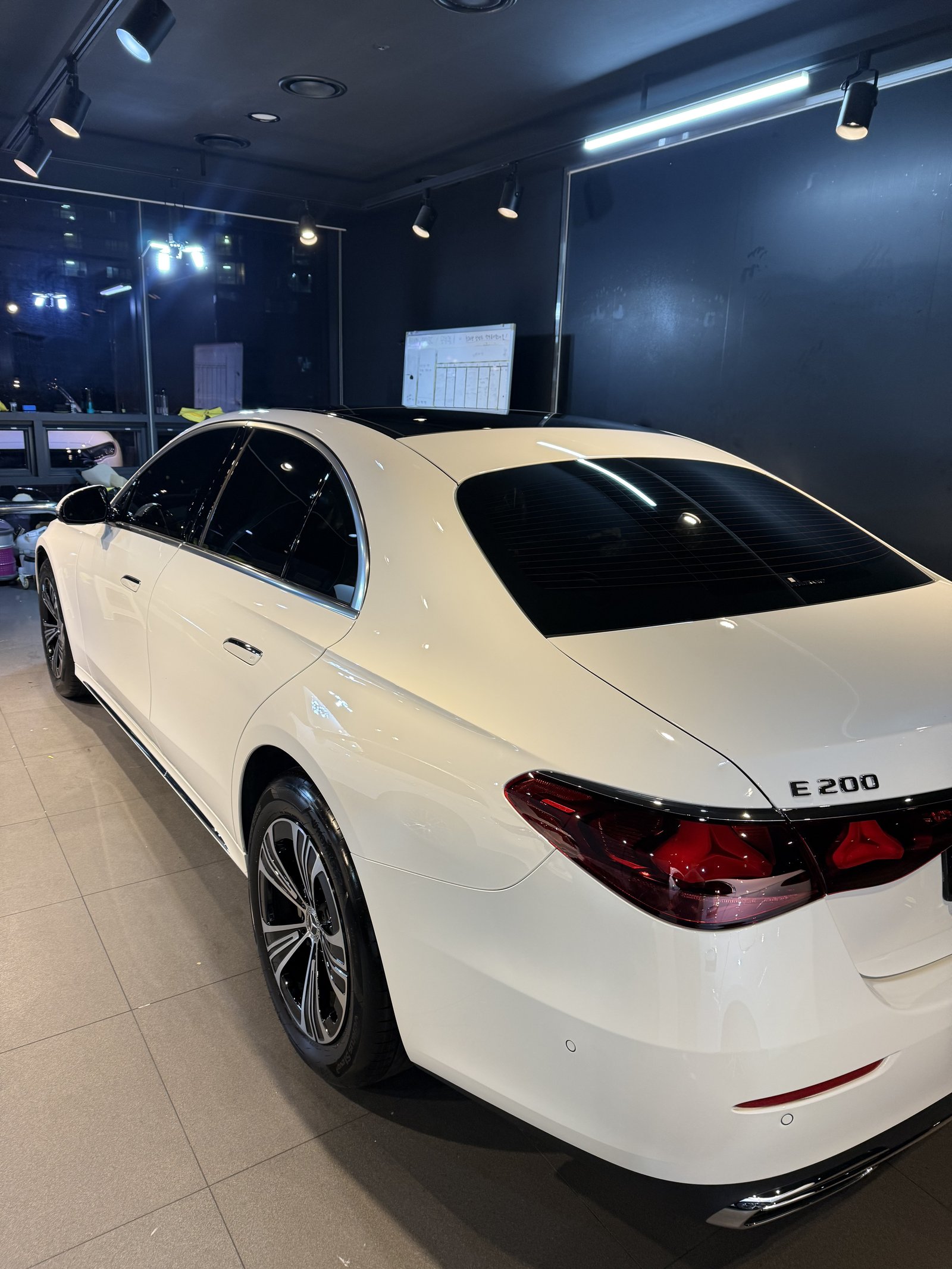 E200 EX 백색 후측면 반대편 - 출고 전 코팅