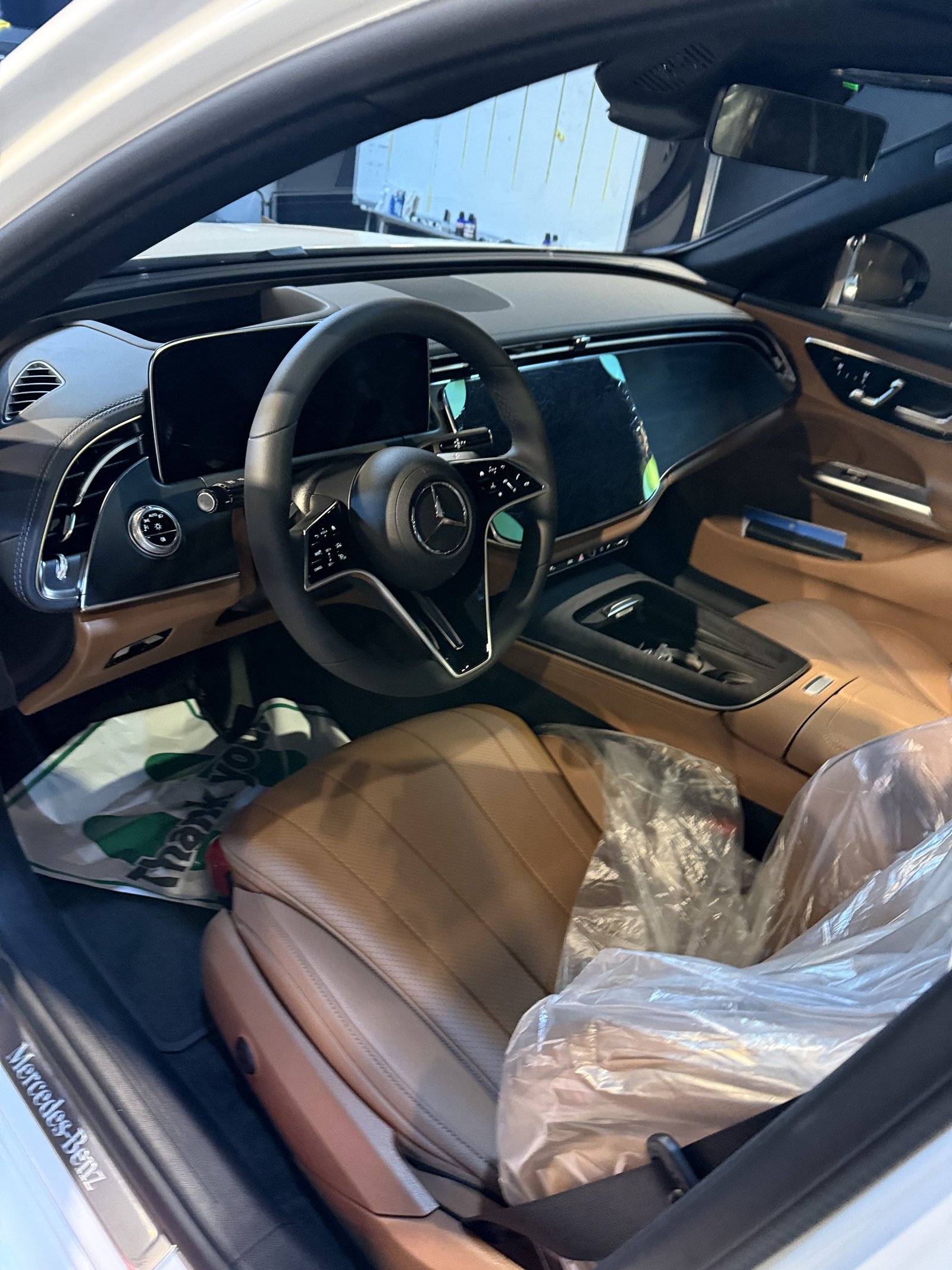 E200 EX 코냑 브라운 가죽 운전석
